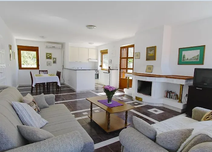 Villa Antic With Private Pool In Budva
